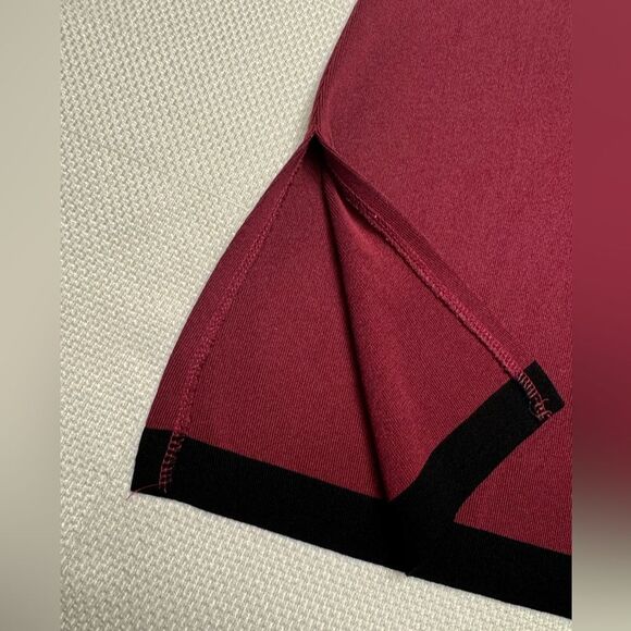 Misook Tank Top - Estimated Size Large, Burgundy & Black Sleeveless Knit Shell - Picture 3 of 4